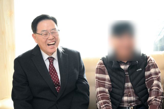 강수현 양주시장이 11일 만송동 홀몸 어르신 가정을 방문해 위로하면서 환하게 웃고 있다. 양주시 제공