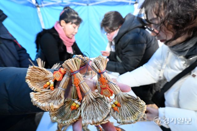 정월대보름인 12일 오후 시흥시청 인근 공터에서 열린 '2025 정월대보름 한마당' 행사에서 시민들이 복조리 만들기 체험을 하고 있다. 김시범기자
