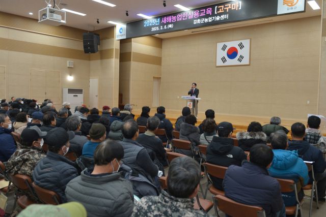 최근 강화군농업기술센터에서 박용철 강화군수가 인사말을 하고 있다. 강화군 제공