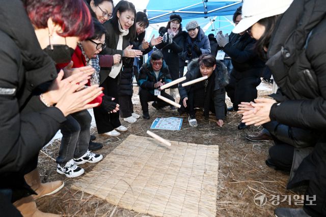 정월대보름인 12일 오후 시흥시청 인근 공터에서 열린 '2025 정월대보름 한마당' 행사에서 시민들이 동대결 윷놀이를 하고 있다. 김시범기자