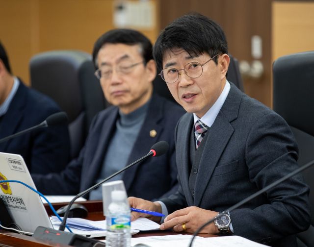 제300회 인천시의회 임시회의 3차 건설교통위원회의에서 박종혁 시의원(더불어민주당·부평6)이 2025년 글로벌도시국 주요 현안 등을 보고받고 있다. 인천시의회 제공