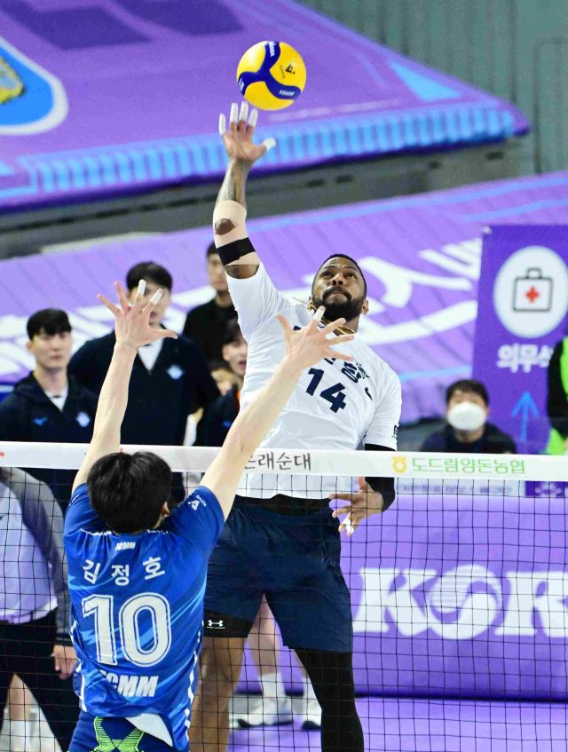 인천 대한항공이 2위 사수의 분수령에 섰다. 사진은 11일 삼성화재전에서 대한항공 요스바니가 공격하고 있다.KOVO 제공