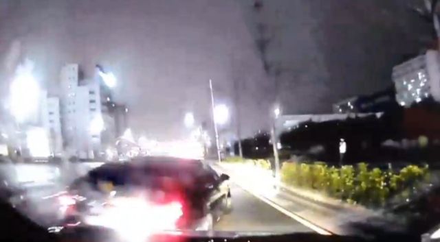 A씨 차량이 고의로 차량을 들이받는 모습. 경기남부경찰청 제공