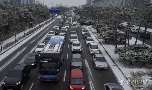 눈으로 인한 출근길 차량 서행 [포토뉴스]
