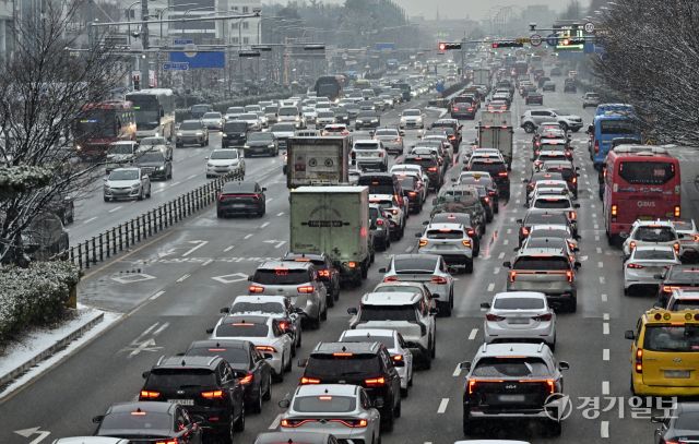 눈으로 인한 출근길 차량 서행 [포토뉴스]