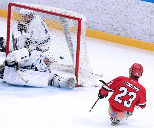 12일 강릉하키센터에서 벌어진 제22회 전국장애인동계체육대회 혼성 아이스하키 예선 부신시와의 경기서 경기도 대표인 이용민(오른쪽)이 퍽을 골문으로 넣고 있다.대한장애인체육회 제공