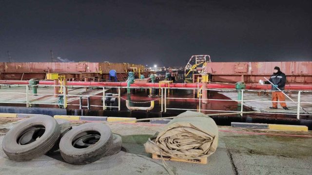 평택 당진항 서부두에 정박 중인 화물선 갑판에 기름이 유출되고 있다. 평택해양경찰서 제공