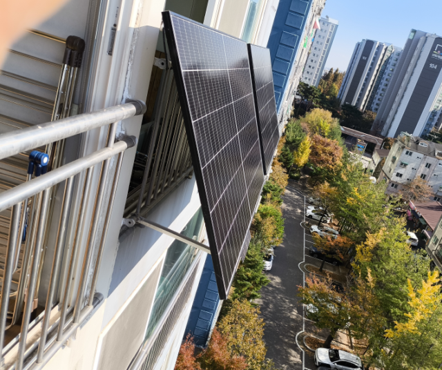 지난 2024년 미니 태양광 보급 사업으로 아파트에 설치한 패널. 인천시 제공