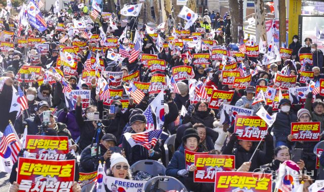 윤 대통령 8차 변론이 열린 헌법재판소 앞 풍경 [포토뉴스]