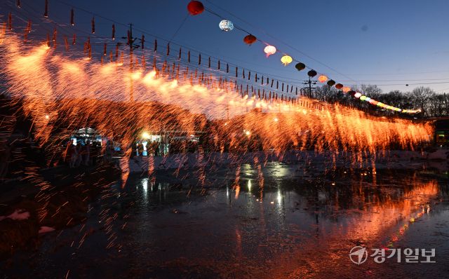 13일 오후 여주시 가남읍 본두1리에서 열린 ‘본두리 낙화놀이’에서 폭포처럼 쏟아지는 불꽃이 장관을 이루고 있다. 600여년의 역사를 지닌 본두리 낙화놀이는 정월대보름 즈음에 액운을 쫒고 복을 부르는 전통 불꽃놀이다. 조주현기자