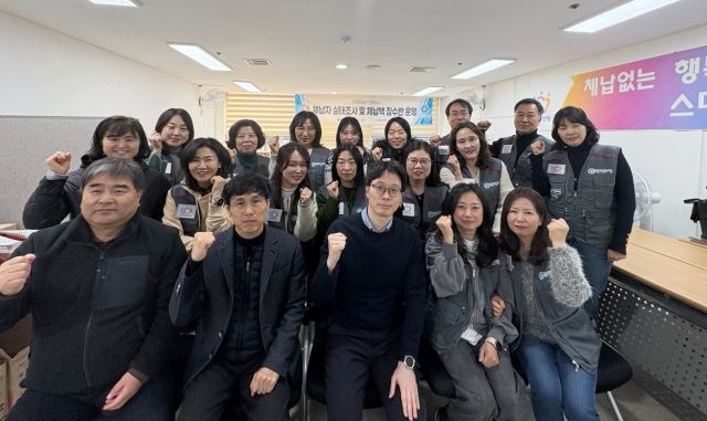 안양시 ‘체납자 실태조사 및 체납액 징수반’이 회의실에서 기념촬영을 하고 있다. 안양시 제공