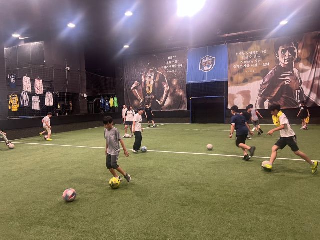 ㈜스포잇은 인천시 사회적경제기업 공모사업으로 은퇴한 운동선수들에게 일자리를 제공하고, 연수지역 아동을 대상으로 방과 후 축구교실 프로그램을 했다. 스포잇 제공