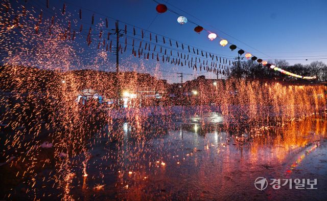 13일 오후 여주시 가남읍 본두1리에서 열린 ‘본두리 낙화놀이’에서 폭포처럼 쏟아지는 불꽃이 장관을 이루고 있다. 600여년의 역사를 지닌 본두리 낙화놀이는 정월대보름 즈음에 액운을 쫒고 복을 부르는 전통 불꽃놀이다. 조주현기자