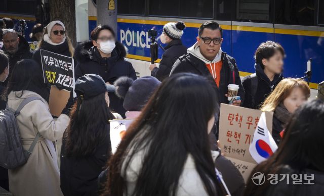 윤 대통령 8차 변론이 열린 헌법재판소 앞 풍경 [포토뉴스]