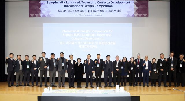 최근 포스코이앤씨 송도사옥에서 열린 송도 6·8공구 개발사업 국제디자인공모 심사에서 황효진 인천시 글로벌도시정무부시장(가운데)과 윤원석 인천경제자유구역청장(오른쪽에서 열번째) 등이 기념사진을 촬영하고 있다. 인천경제청 제공