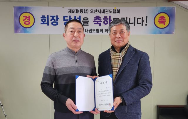 공영규 당선인(좌)이 김회웅 선거관리위원장으로부터 당선증을 받았다. 강경구 기자