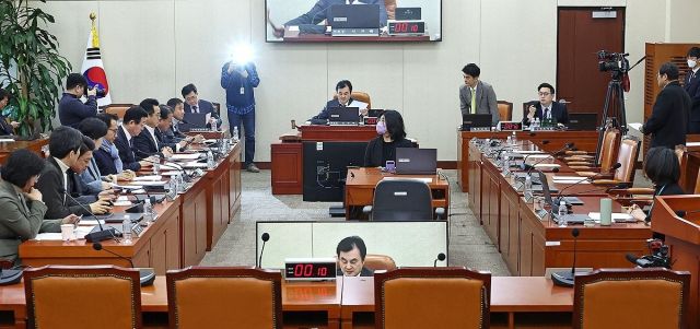 13일 국회에서 열린 윤석열 정부의 비상계엄 선포를 통한 내란 혐의 진상규명 국정조사특별위원회 전체회의에서 안규백 위원장이 이달 열릴 청문회 출석 증인 및 참고인 대상자에 대한 가결을 선포하고 있다. 여당 의원들은 이에 반대해 의결에 참여하지 않았다. 연합뉴스