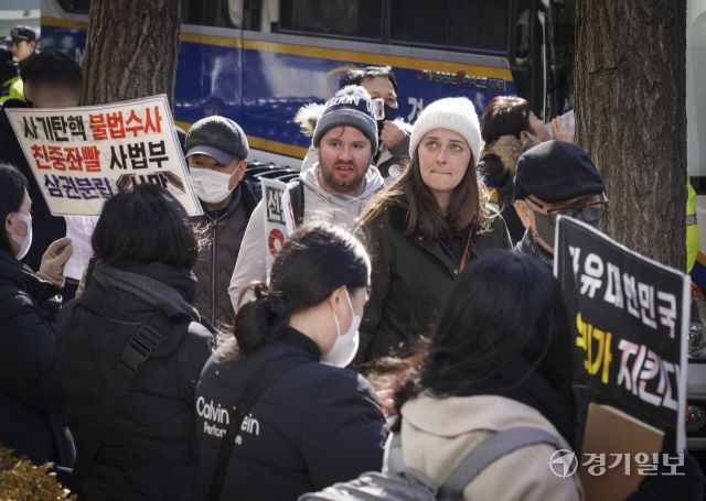 윤 대통령 8차 변론이 열린 헌법재판소 앞 풍경 [포토뉴스]