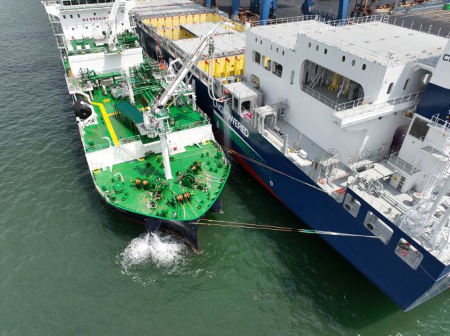 2024년 8월 8일 한국가스공사 자회사 한국엘엔지버커링의 LNG 벙커링 전용선 블루웨일호가 컨테이너선에 LNG 연료를 공급하고 있다. 한국가스공사