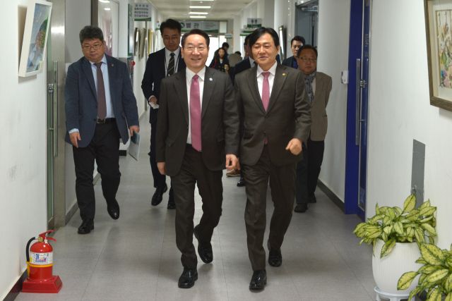 13일 박용철 강화군수가 강화군청에 연두방문한 유정복 인천시장을 맞이하고 있다. 강화군 제공