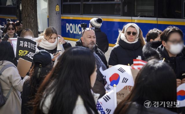 윤 대통령 8차 변론이 열린 헌법재판소 앞 풍경 [포토뉴스]