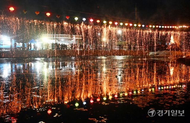 13일 오후 여주시 가남읍 본두1리에서 열린 ‘본두리 낙화놀이’에서 폭포처럼 쏟아지는 불꽃이 장관을 이루고 있다. 600여년의 역사를 지닌 본두리 낙화놀이는 정월대보름 즈음에 액운을 쫒고 복을 부르는 전통 불꽃놀이다. 조주현기자