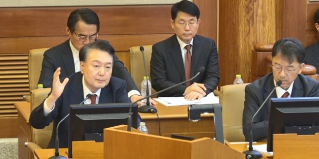 윤석열 대통령이 11일 서울 종로구 헌법재판소에서 열린 본인의 탄핵심판 7차 변론에 피청구인으로 출석해 발언하고 있다. 연합뉴스