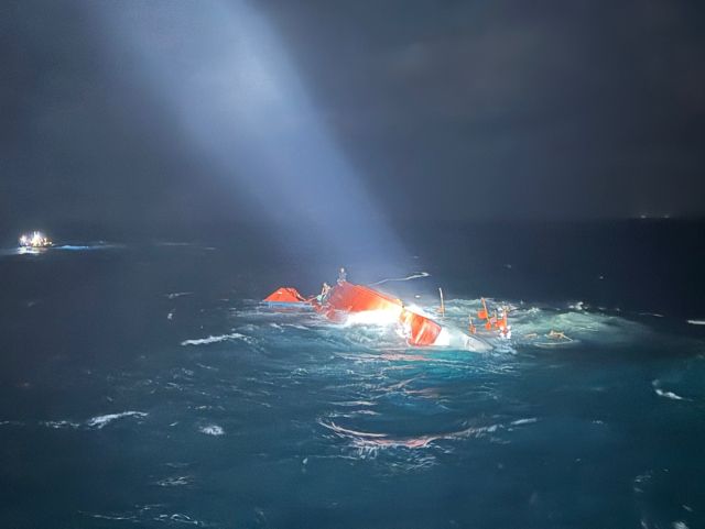 12일 오후 제주 서귀포시 표선면 남서쪽 12㎞ 해상에서 전복된 서귀포 선적 근해연승어선 A호(32t)의 모습. 연합뉴스