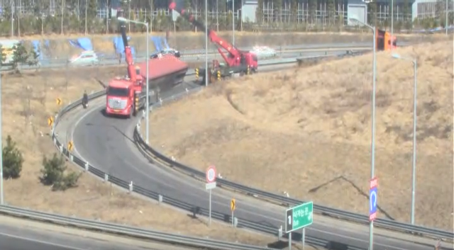 인천김포고속도로 남청라나들목(IC) 김포 방향 램프 구간에서 트레일러가 옆으로 쓰러졌다. 고속도로 폐쇄회로(CC)TV 화면 갈무리