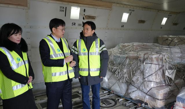 김종호 인천공항본부세관장이 최근 대한항공 화물터미널을 찾아 수출 통관 현장을 점검하고 업체 관계자들을 격려하고 있다. 공항세관 제공
