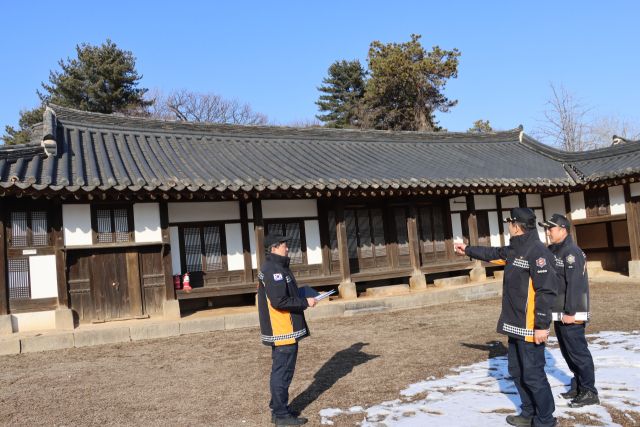 이천소방서가 관내 주요문화유산인 김좌근 고택의 안전점검을 실시했다. 이천소방서 제공.