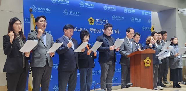 13일 경기도의회에서 열린 기자회견에서 경기도의회 민주당 소속 의원들이 경기도교육청의 ‘2025 중등교사 임용시험 합격자 오류’와 관련, 임태희 교육감의 사퇴를 촉구하고 있다. 박화선기자