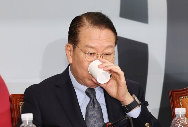 국민의힘 권영세 비상대책위원장이 13일 국회에서 열린 비상대책위원회의에서 물을 마시고 있다. 연합뉴스