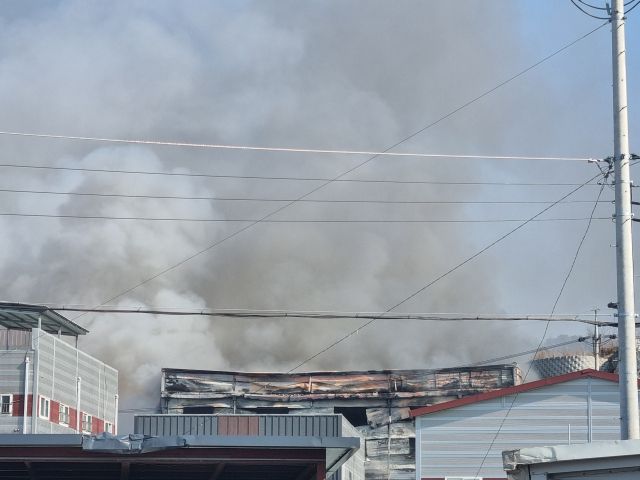 남양주시 진건읍 사무용품 창고 화재 현장. 조옥봉 기자