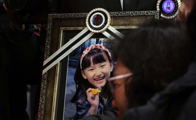 오열하는 할머니 앞 해맑게 웃는 하늘 양. 연합뉴스