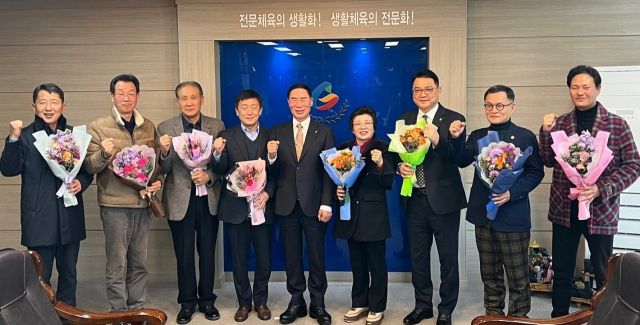 13일 경기도체육회관 7층 회장실에서 열린 통합 3대 도 종목단체장 당선인 2차 정담회서 이원성 도 체육회장(가운데)을 비롯, 종목단체 회장들이 기념 촬영을 하고 있다. 경기도체육회 제공