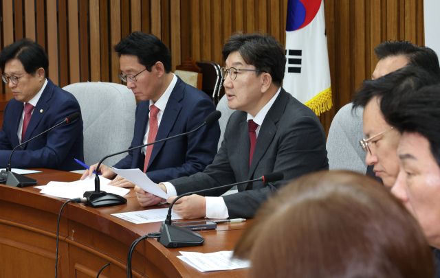 국민의힘 권성동 원내대표(왼쪽 세번째)가 14일 국회에서 열린 원내대책회의에서 발언하고 있다. 연합뉴스