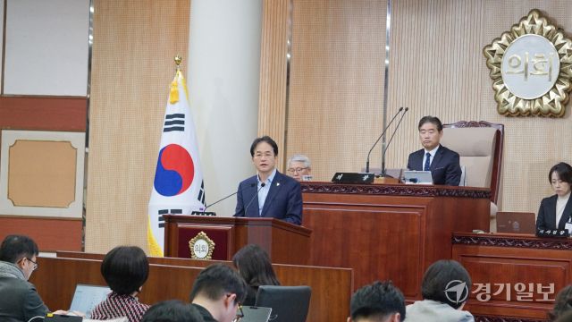 이동환 고양특례시장이 14일 개회한 고양특례시의회 제291회 임시회에서 2025년 업무보고에 관한 시정연설을 하고 있다. 신진욱기자