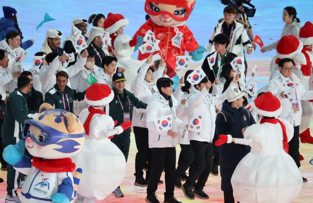 14일 하얼빈 국제컨벤션전시스포츠센터에서 열린 제9회 하얼빈 동계아시안게임 폐회식에서 대한민국 선수단이 입장하고 있다.연합뉴스