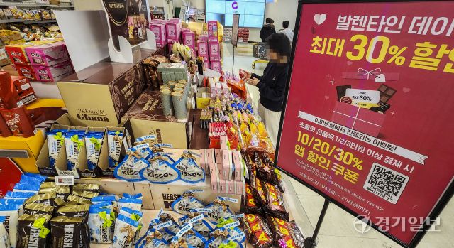 밸런타인데이인 14일 오후 수원특례시 한 대형마트를 찾은 시민들이 초콜릿을 고르고 있다. 기후변화 및 시장 변동성 악화 등 이유로 초콜릿의 원료가 되는 카카오 가격이 급등하면서 업계는 초콜릿 기획 상품 비중을 줄이고 대신 캐릭터 협업 상품을 펼치는 등 ‘탈초콜릿’을 통해 상황을 해결하고자 하고 있다. 윤원규기자