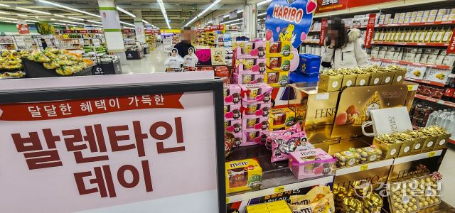 밸런타인데이인 14일 오후 수원특례시 한 대형마트를 찾은 시민들이 초콜릿을 고르고 있다. 기후변화 및 시장 변동성 악화 등 이유로 초콜릿의 원료가 되는 카카오 가격이 급등하면서 업계는 초콜릿 기획 상품 비중을 줄이고 대신 캐릭터 협업 상품을 펼치는 등 ‘탈초콜릿’을 통해 상황을 해결하고자 하고 있다. 윤원규기자