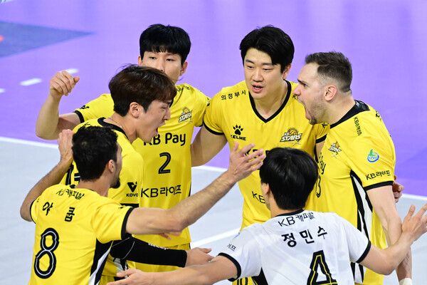 대한항공을 3-0으로 완파하고 6연승을 달린 의정부 KB손해보험 선수들이 득점 후 기뻐하고 있다.KOVO 제공