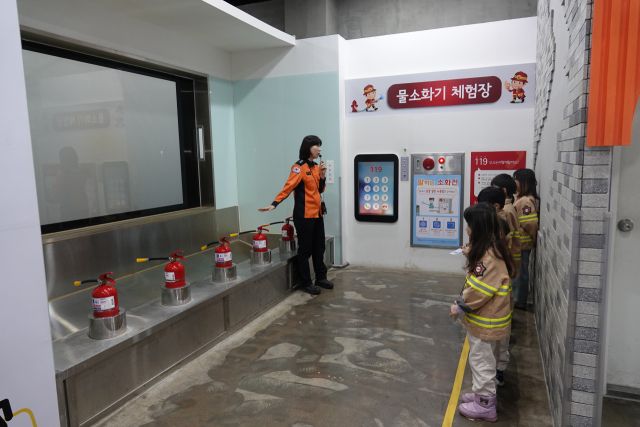 14일 남양주소방서 교육관에서 소방가족을 초청하여 소방안전체험을 진행하고 있다. 남양주소방서 제공