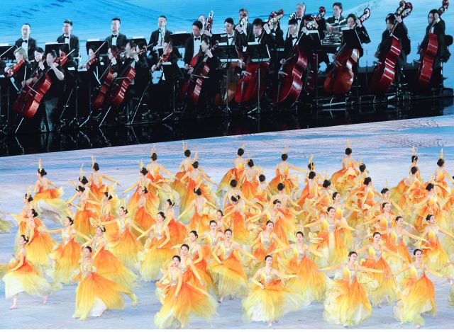 14일 중국 하얼빈 국제컨벤션전시스포츠센터에서 열린 제9회 하얼빈 동계아시안게임 폐회식에서 폐회식 공연이 펼쳐지고 있다.연합뉴스