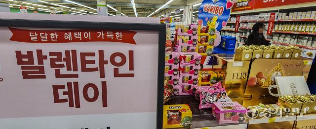밸런타인데이인 14일 오후 수원특례시 한 대형마트를 찾은 시민들이 초콜릿을 고르고 있다. 기후변화 및 시장 변동성 악화 등 이유로 초콜릿의 원료가 되는 카카오 가격이 급등하면서 업계는 초콜릿 기획 상품 비중을 줄이고 대신 캐릭터 협업 상품을 펼치는 등 ‘탈초콜릿’을 통해 상황을 해결하고자 하고 있다. 윤원규기자