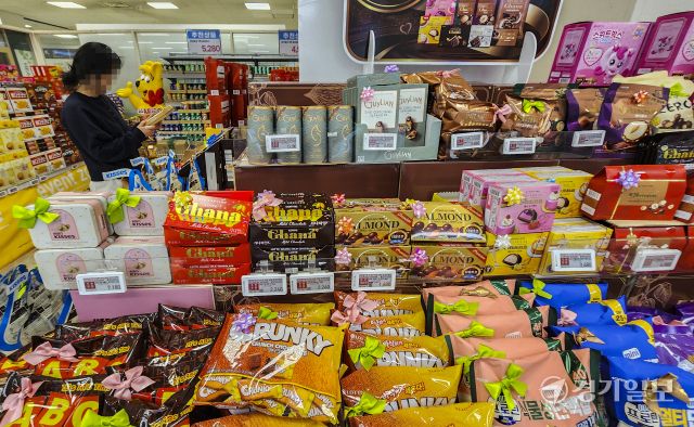 밸런타인데이인 14일 오후 수원특례시 한 대형마트를 찾은 시민들이 초콜릿을 고르고 있다. 기후변화 및 시장 변동성 악화 등 이유로 초콜릿의 원료가 되는 카카오 가격이 급등하면서 업계는 초콜릿 기획 상품 비중을 줄이고 대신 캐릭터 협업 상품을 펼치는 등 ‘탈초콜릿’을 통해 상황을 해결하고자 하고 있다. 윤원규기자