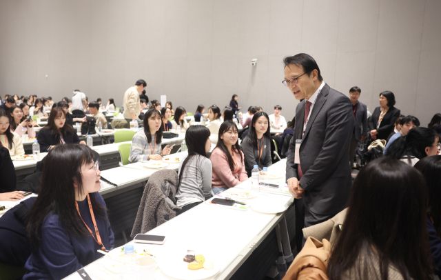 14일 임태희 경기도교육감이 수원컨벤션센터에서 열린 신규임용예정자 연수에 참석해 참석자들과 대화를 나누고 있다. 경기도교육청 제공