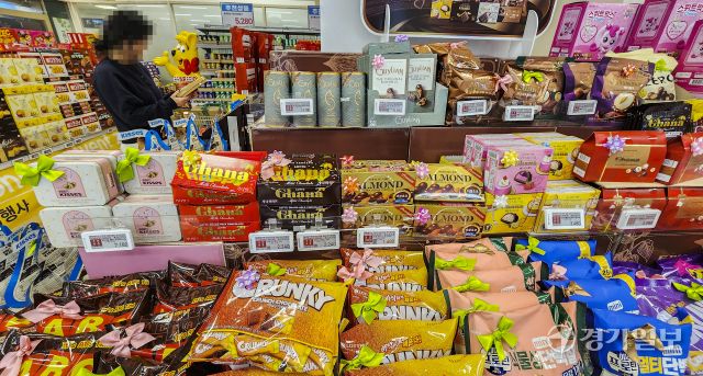 밸런타인데이인 14일 오후 수원특례시 한 대형마트를 찾은 시민들이 초콜릿을 고르고 있다. 기후변화 및 시장 변동성 악화 등 이유로 초콜릿의 원료가 되는 카카오 가격이 급등하면서 업계는 초콜릿 기획 상품 비중을 줄이고 대신 캐릭터 협업 상품을 펼치는 등 ‘탈초콜릿’을 통해 상황을 해결하고자 하고 있다. 윤원규기자