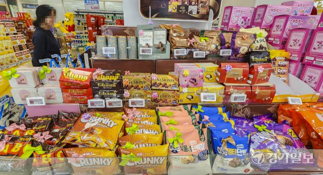 밸런타인데이인 14일 오후 수원특례시 한 대형마트를 찾은 시민들이 초콜릿을 고르고 있다. 기후변화 및 시장 변동성 악화 등 이유로 초콜릿의 원료가 되는 코코아 가격이 급등하면서 업계는 초콜릿 기획 상품 비중을 줄이고 대신 캐릭터 협업 상품을 펼치는 등 ‘탈초콜릿’을 통해 상황을 해결하고자 하고 있다. 윤원규기자