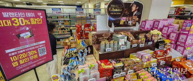 밸런타인데이인 14일 오후 수원특례시 한 대형마트를 찾은 시민들이 초콜릿을 고르고 있다. 기후변화 및 시장 변동성 악화 등 이유로 초콜릿의 원료가 되는 카카오 가격이 급등하면서 업계는 초콜릿 기획 상품 비중을 줄이고 대신 캐릭터 협업 상품을 펼치는 등 ‘탈초콜릿’을 통해 상황을 해결하고자 하고 있다. 윤원규기자